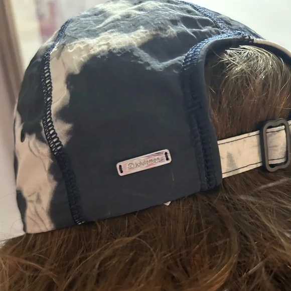 SOLD ๐ Lulu Baller Hat Soft
Indigo Ice Print Blue Multi Brand new without tags - Picture 8 of 9